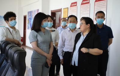 市政协副主席，，，，，，，，市工商联主席唐世云莅临尊龙凯时开展石墨烯新质料专题调研座谈